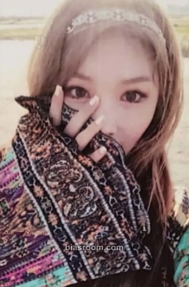 Chung Ha Hands on Me Photocard - Chung Ha K-pop photocard