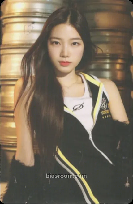 Kazuha 'Fearnada' 2023 S/S Photocard - LE SSERAFIM - LE SSERAFIM K-pop photocard