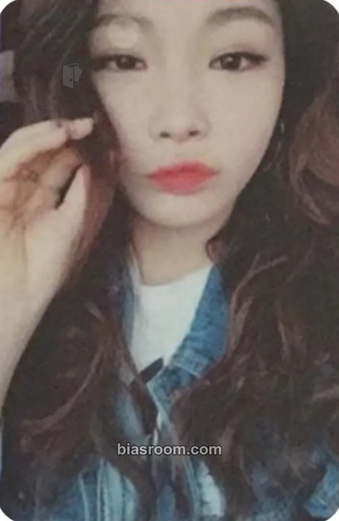 Chung Ha Hands on Me Photocard - Chung Ha K-pop photocard