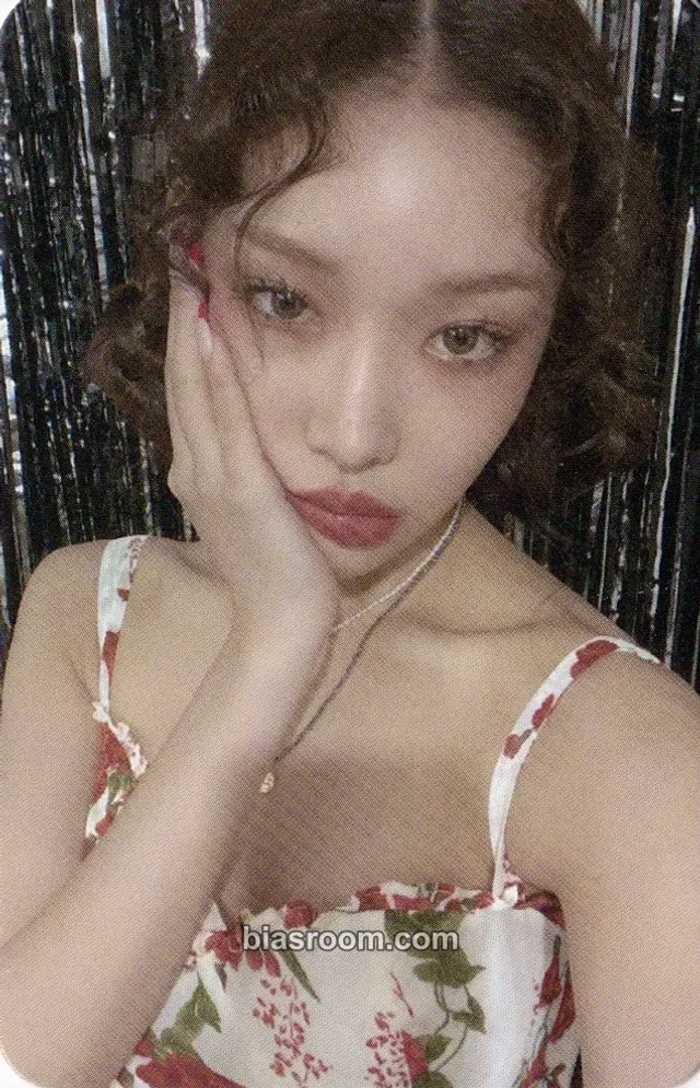 Chung Ha - Chung Ha - Killing Me Album pre-order benefit (pob) mwave