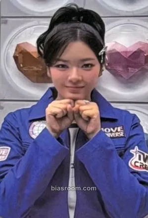 Jeongyeon 10VE Universe (10th Anniversary) Photocard - TWICE - TWICE K-pop photocard