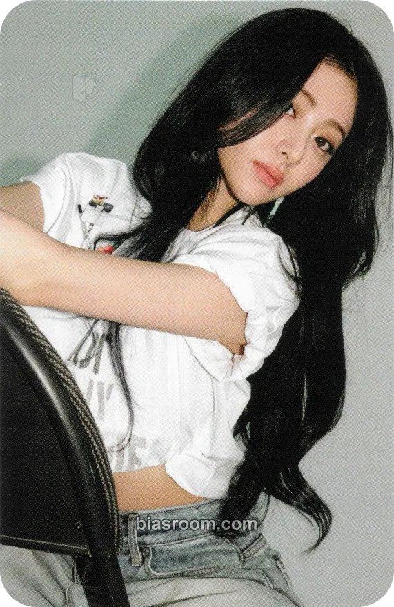 Huh Yunjin EASY-CRAZY-HOT Photocard - LE SSERAFIM - LE SSERAFIM K-pop photocard