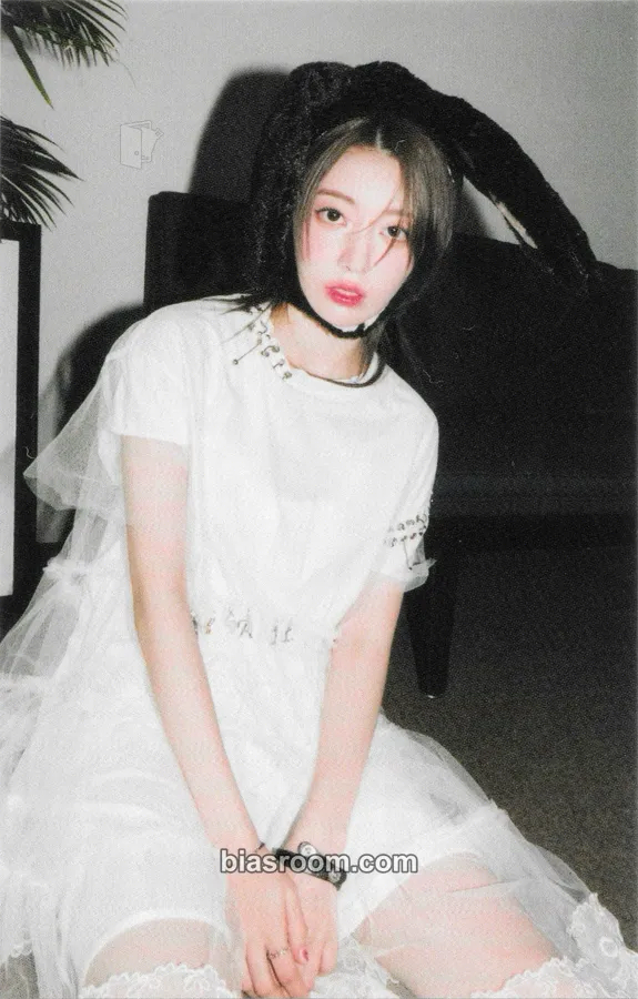 Sakura ANTIFRAGILE Photocard - LE SSERAFIM - LE SSERAFIM K-pop photocard