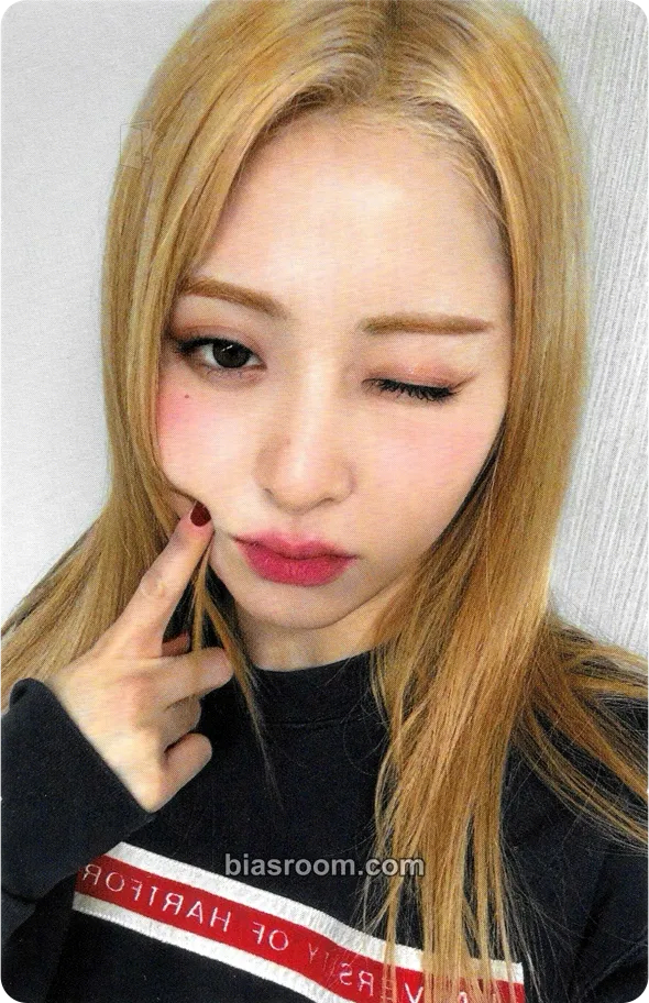 Huh Yunjin 2023 FEARNOT Membership Kit Photocard - LE SSERAFIM - LE SSERAFIM K-pop photocard