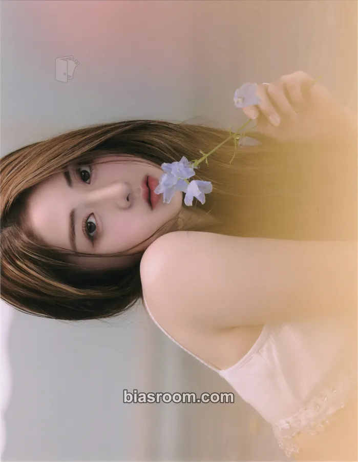 Huh Yunjin FEARLESS Photocard - LE SSERAFIM - LE SSERAFIM K-pop photocard