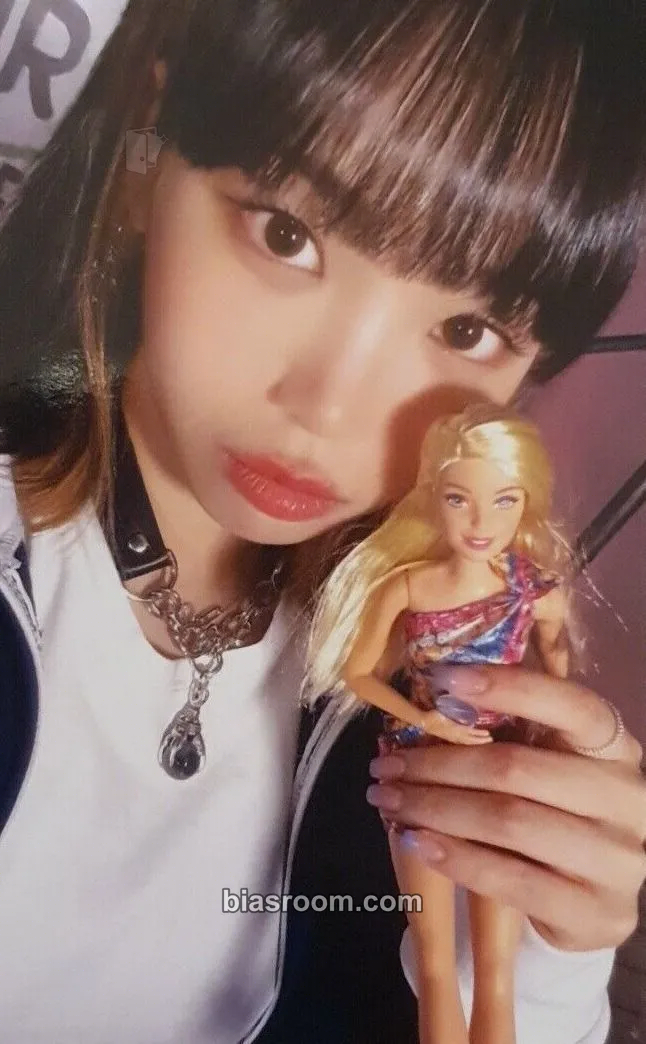 Kim Chaewon 'Fearnada' 2023 S/S Photocard - LE SSERAFIM - LE SSERAFIM K-pop photocard