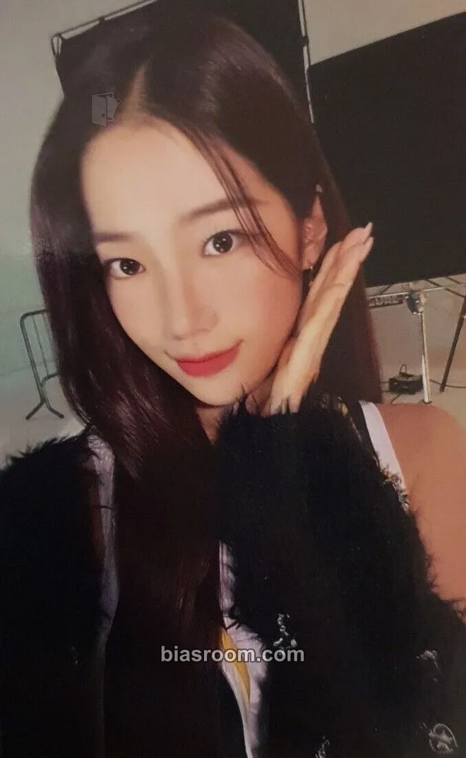 Kazuha 'Fearnada' 2023 S/S Photocard - LE SSERAFIM - LE SSERAFIM K-pop photocard