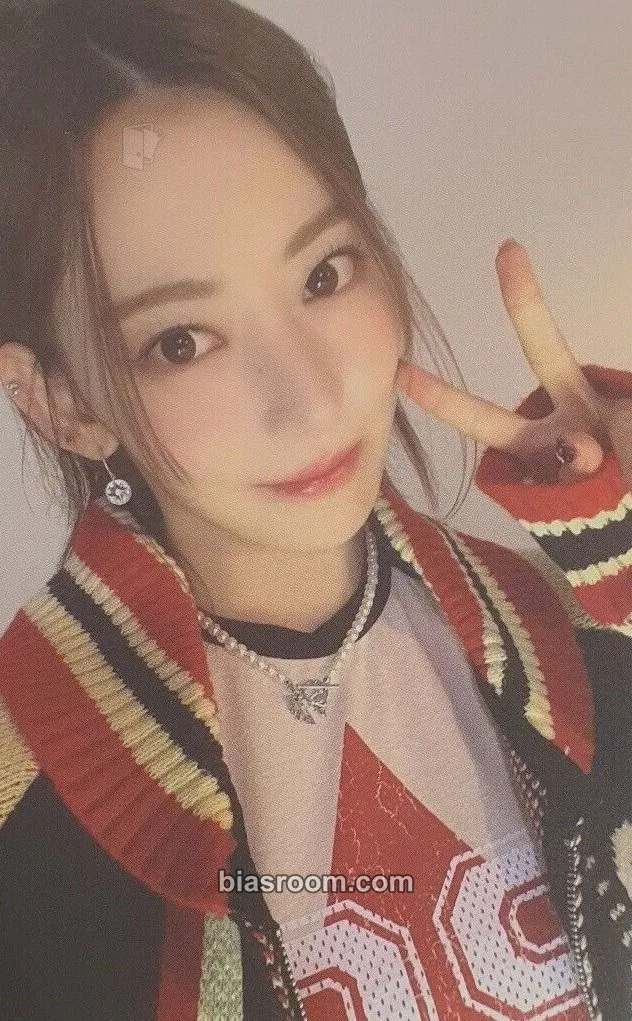 Sakura 'Fearnada' 2023 S/S Photocard - LE SSERAFIM - LE SSERAFIM K-pop photocard