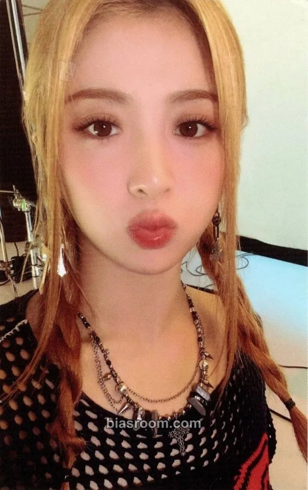 Huh Yunjin 'Fearnada' 2023 S/S Photocard - LE SSERAFIM - LE SSERAFIM K-pop photocard