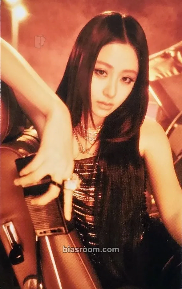Huh Yunjin Easy Crazy Hot Tour (2025) Photocard - LE SSERAFIM - LE SSERAFIM K-pop photocard
