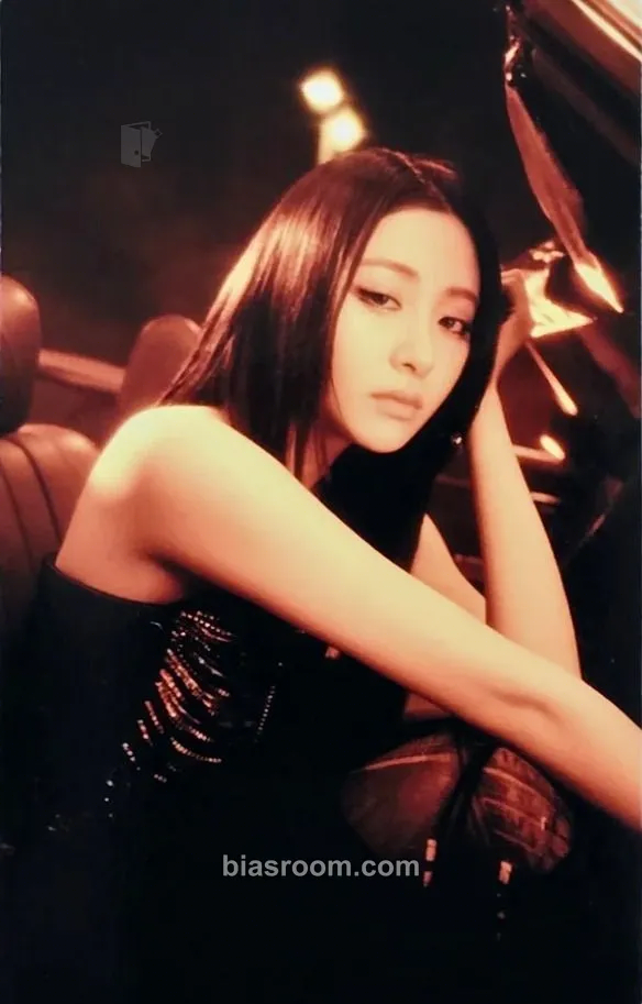 Huh Yunjin Easy Crazy Hot Tour (2025) Photocard - LE SSERAFIM - LE SSERAFIM K-pop photocard