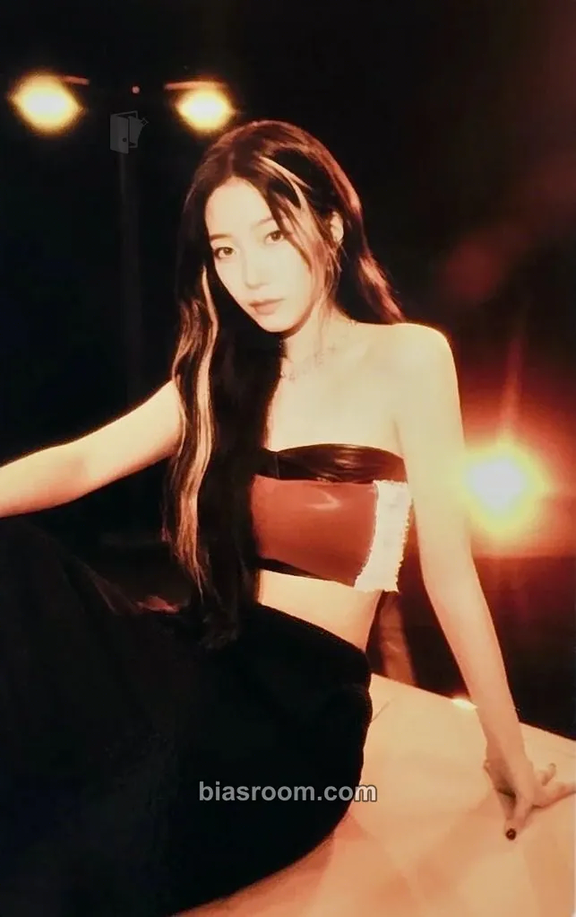 Kazuha Easy Crazy Hot Tour (2025) Photocard - LE SSERAFIM - LE SSERAFIM K-pop photocard