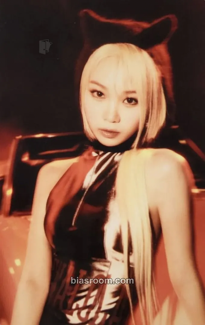 Kim Chaewon Easy Crazy Hot Tour (2025) Photocard - LE SSERAFIM - LE SSERAFIM K-pop photocard