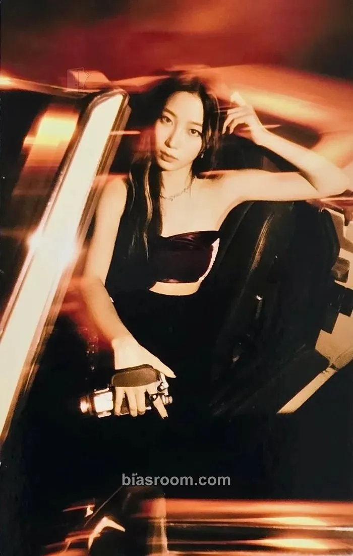 Kazuha Easy Crazy Hot Tour (2025) Photocard - LE SSERAFIM - LE SSERAFIM K-pop photocard