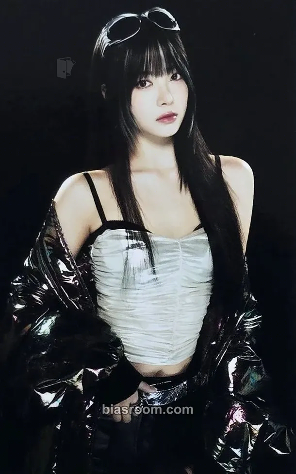 Hong Eunchae Easy Crazy Hot Tour (2025) Photocard - LE SSERAFIM - LE SSERAFIM K-pop photocard