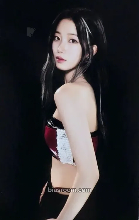 Kazuha Easy Crazy Hot Tour (2025) Photocard - LE SSERAFIM - LE SSERAFIM K-pop photocard