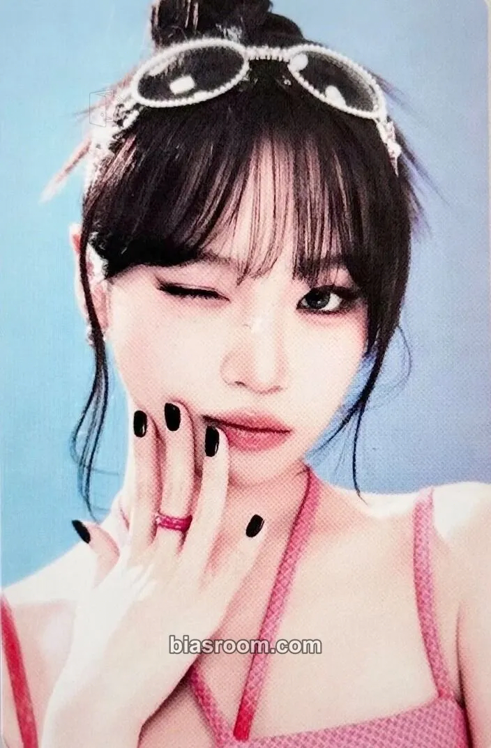 Kim Chaewon Easy Crazy Hot Tour (2025) Photocard - LE SSERAFIM - LE SSERAFIM K-pop photocard