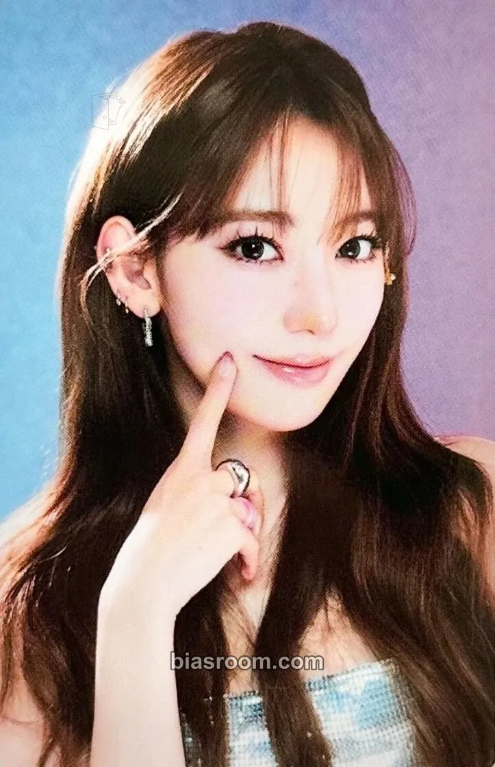 Sakura Easy Crazy Hot Tour (2025) Photocard - LE SSERAFIM - LE SSERAFIM K-pop photocard