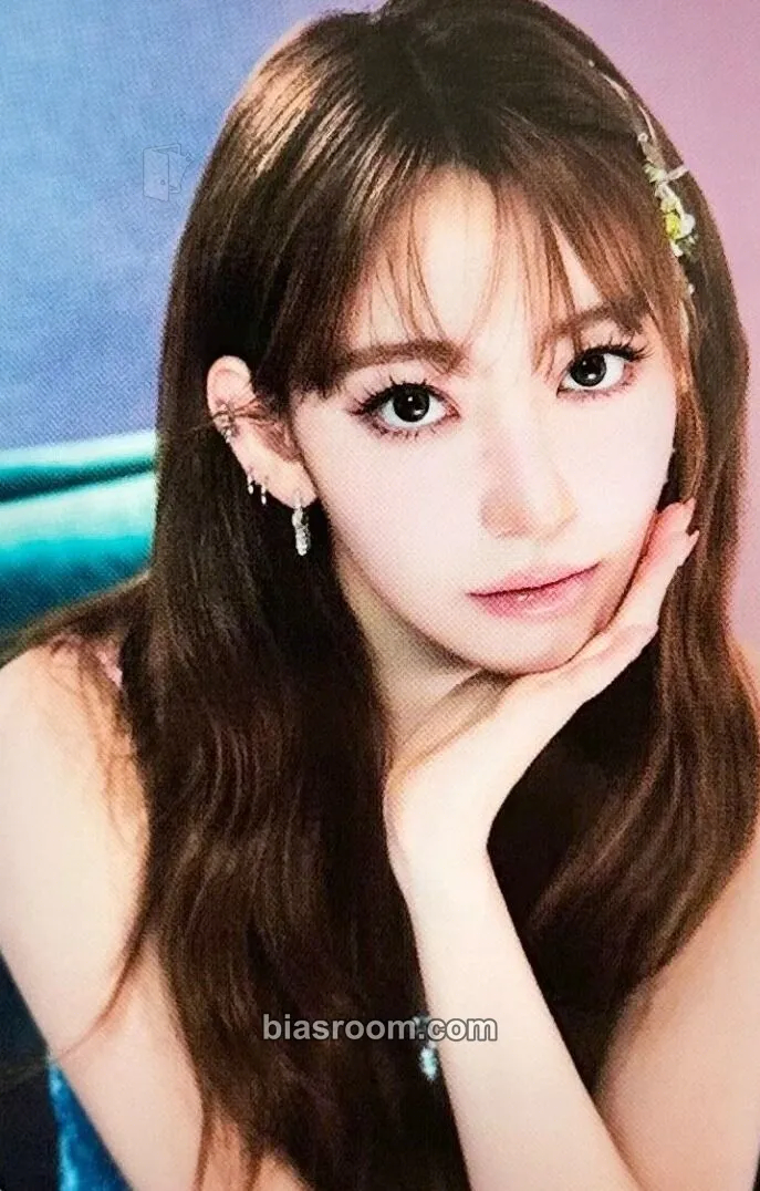 Sakura Easy Crazy Hot Tour (2025) Photocard - LE SSERAFIM - LE SSERAFIM K-pop photocard
