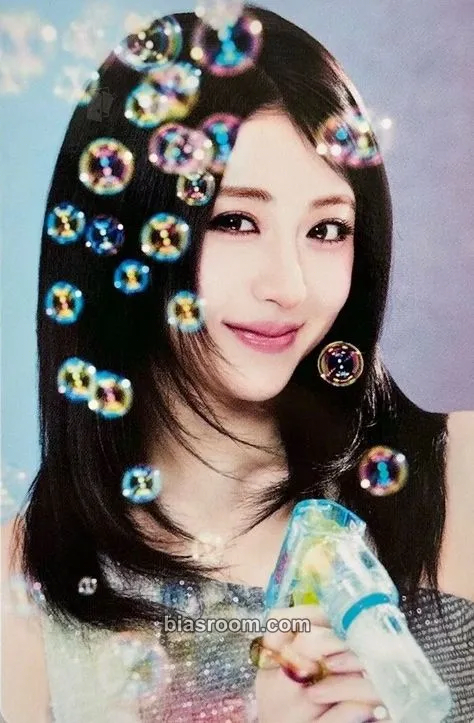 Huh Yunjin Easy Crazy Hot Tour (2025) Photocard - LE SSERAFIM - LE SSERAFIM K-pop photocard