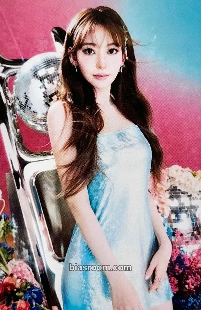 Sakura Easy Crazy Hot Tour (2025) Photocard - LE SSERAFIM - LE SSERAFIM K-pop photocard