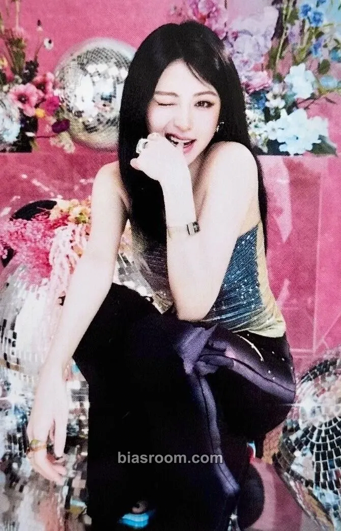 Huh Yunjin Easy Crazy Hot Tour (2025) Photocard - LE SSERAFIM - LE SSERAFIM K-pop photocard