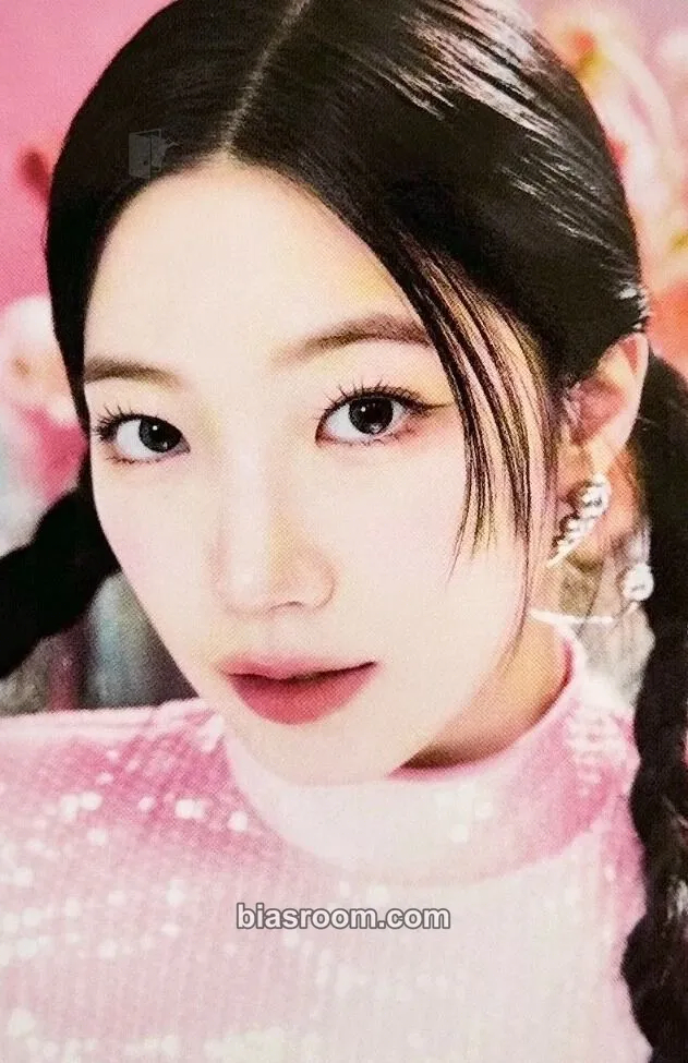 Kazuha Easy Crazy Hot Tour (2025) Photocard - LE SSERAFIM - LE SSERAFIM K-pop photocard