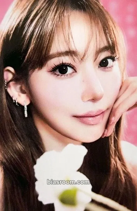 Sakura Easy Crazy Hot Tour (2025) Photocard - LE SSERAFIM - LE SSERAFIM K-pop photocard