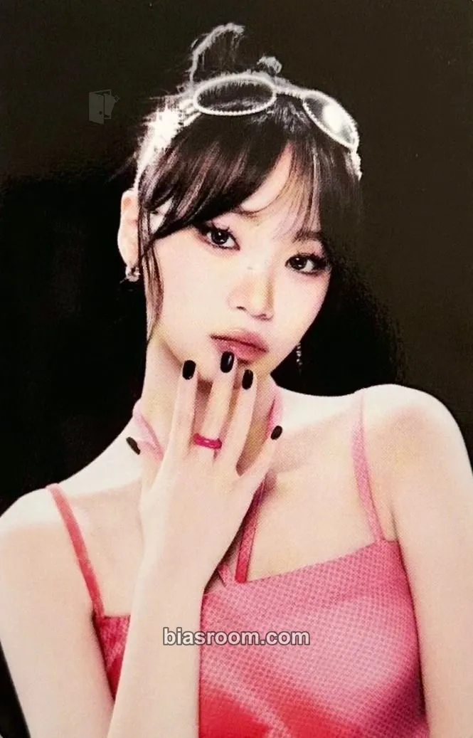 Kim Chaewon Easy Crazy Hot Tour (2025) Photocard - LE SSERAFIM - LE SSERAFIM K-pop photocard
