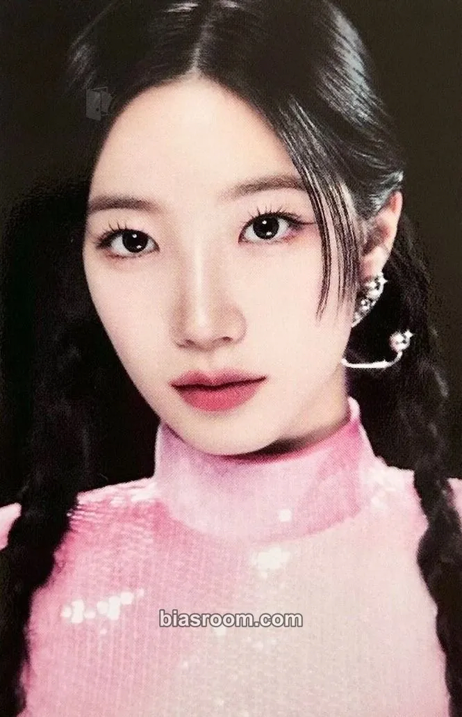 Kazuha Easy Crazy Hot Tour (2025) Photocard - LE SSERAFIM - LE SSERAFIM K-pop photocard