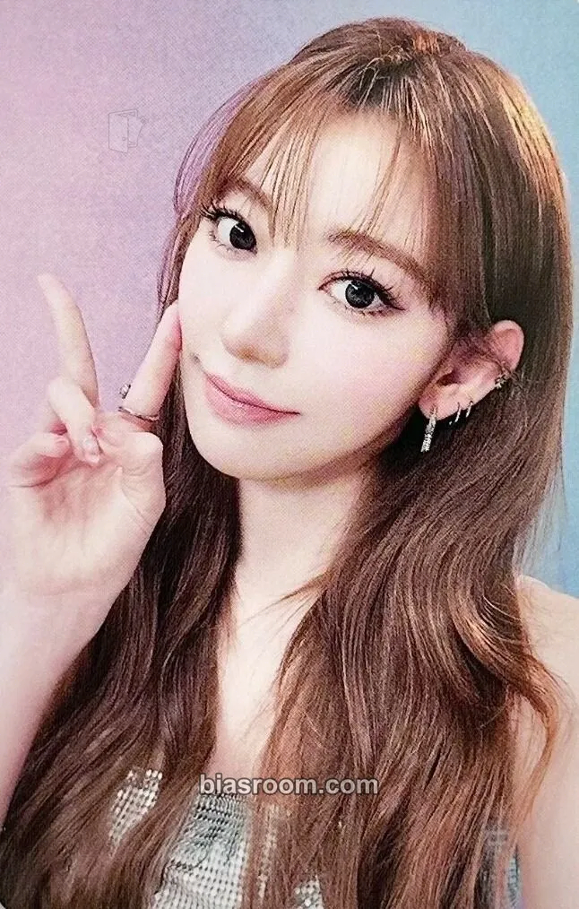 Sakura Easy Crazy Hot Tour (2025) Photocard - LE SSERAFIM - LE SSERAFIM K-pop photocard