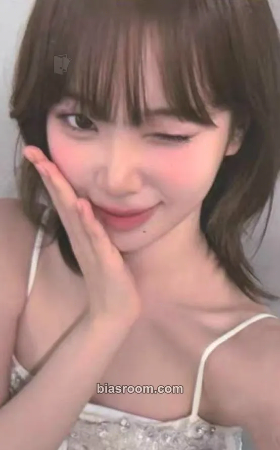 Kim Chaewon Easy Crazy Hot Tour (2025) Photocard - LE SSERAFIM - LE SSERAFIM K-pop photocard