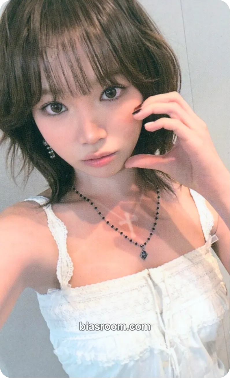 Kim Chaewon Easy Crazy Hot Tour (2025) Photocard - LE SSERAFIM - LE SSERAFIM K-pop photocard