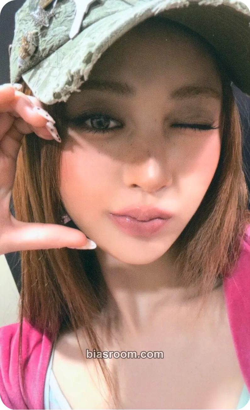 Huh Yunjin Easy Crazy Hot Tour (2025) Photocard - LE SSERAFIM - LE SSERAFIM K-pop photocard
