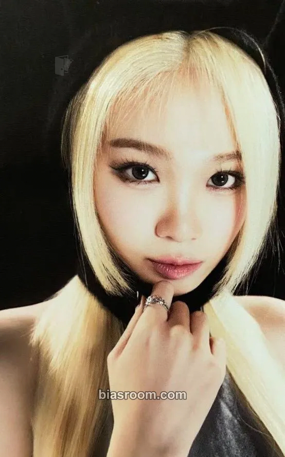 Kim Chaewon Easy Crazy Hot Tour (2025) Photocard - LE SSERAFIM - LE SSERAFIM K-pop photocard