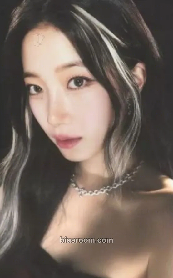 Kazuha Easy Crazy Hot Tour (2025) Photocard - LE SSERAFIM - LE SSERAFIM K-pop photocard