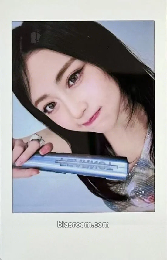 Huh Yunjin Easy Crazy Hot Tour (2025) Photocard - LE SSERAFIM - LE SSERAFIM K-pop photocard