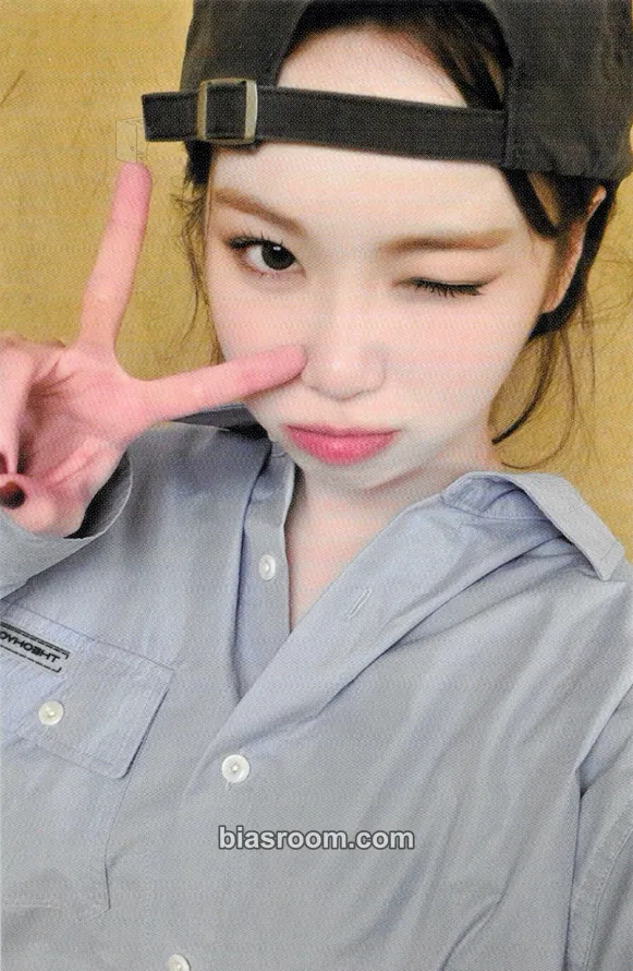 Kim Chaewon Easy Crazy Hot Tour (2025) Photocard - LE SSERAFIM - LE SSERAFIM K-pop photocard