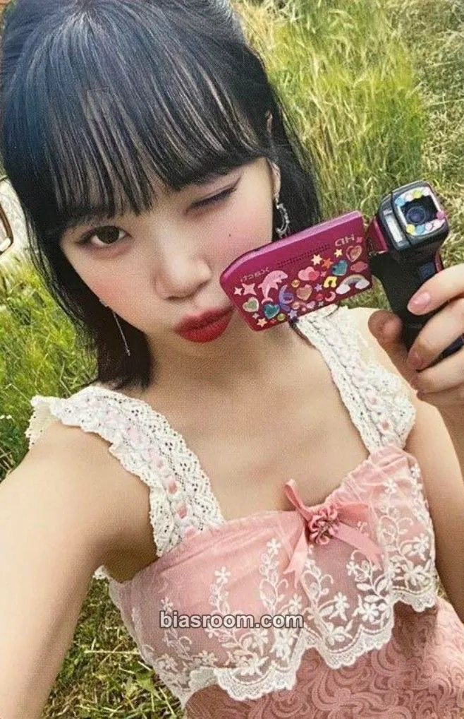Kim Chaewon D'ICON Issue N°14 Photocard - LE SSERAFIM - LE SSERAFIM K-pop photocard