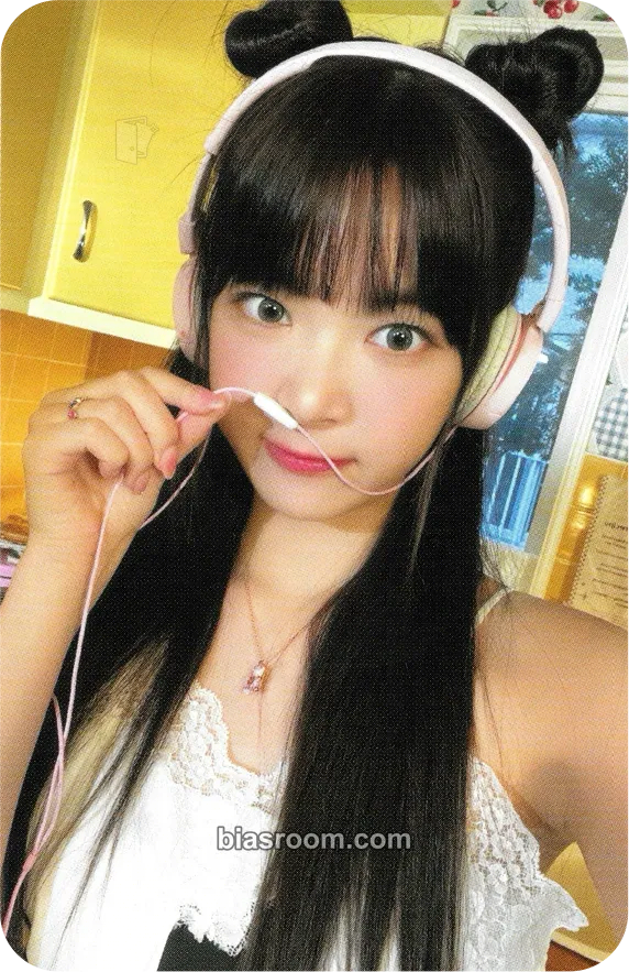 Hong Eunchae D'ICON Issue N°14 Photocard - LE SSERAFIM - LE SSERAFIM K-pop photocard