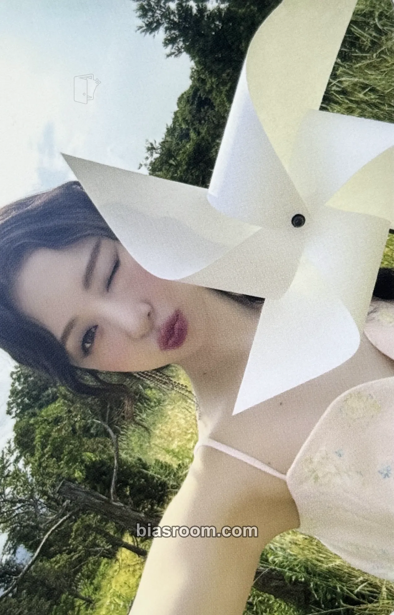 Huh Yunjin D'ICON Issue N°14 Photocard - LE SSERAFIM - LE SSERAFIM K-pop photocard