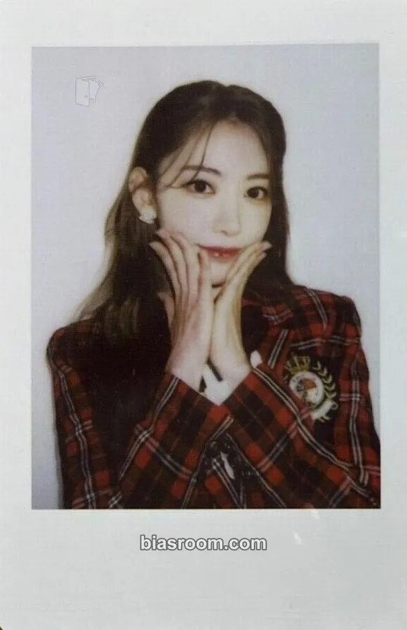 Sakura 2023 Season's Greetings ‘Class of 2023’ Photocard - LE SSERAFIM - LE SSERAFIM K-pop photocard