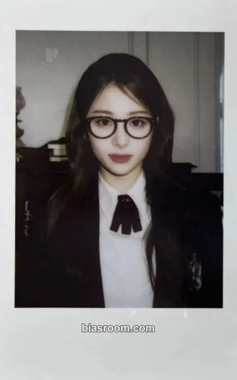 Huh Yunjin 2023 Season's Greetings ‘Class of 2023’ Photocard - LE SSERAFIM - LE SSERAFIM K-pop photocard