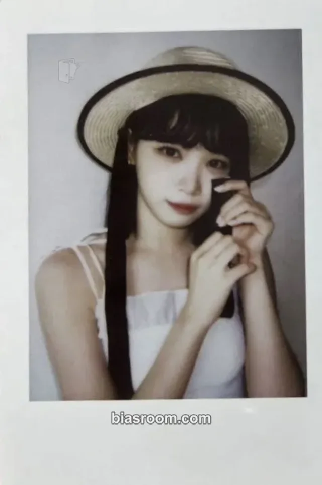 LE SSERAFIM - Kim Chaewon - LE SSERAFIM Season's Greetings 2023 Other B version polaroid