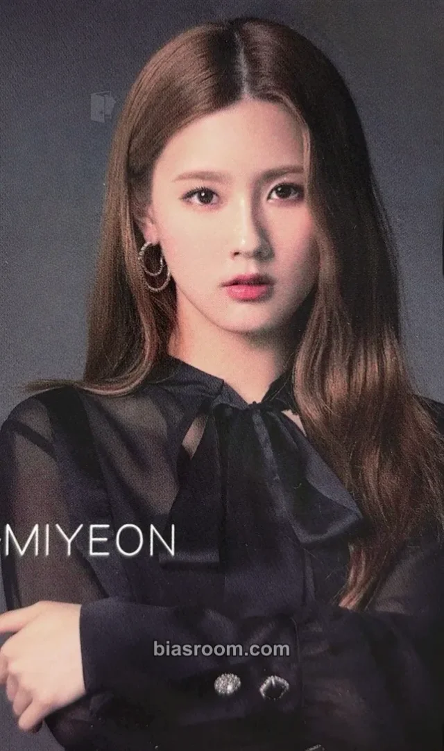 (G)I-DLE - Miyeon - LATATA Album hmv pre-order benefit (pob) japanese album non-standard size non-selfie concept photocard