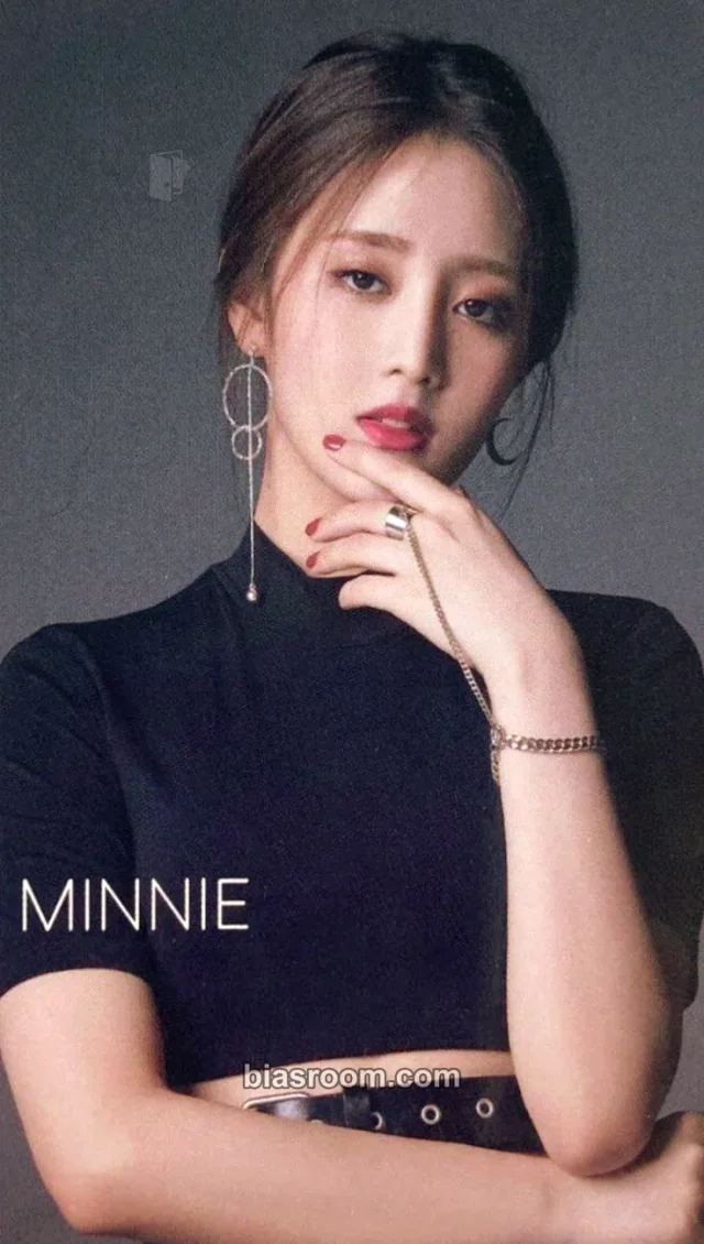 (G)I-DLE - Miyeon - LATATA Album hmv pre-order benefit (pob) japanese album non-standard size non-selfie concept photocard