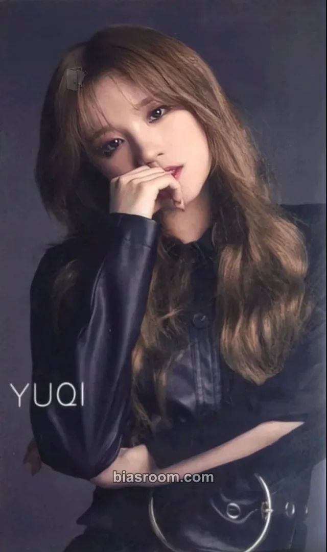 (G)I-DLE - Miyeon - LATATA Album hmv pre-order benefit (pob) japanese album non-standard size non-selfie concept photocard