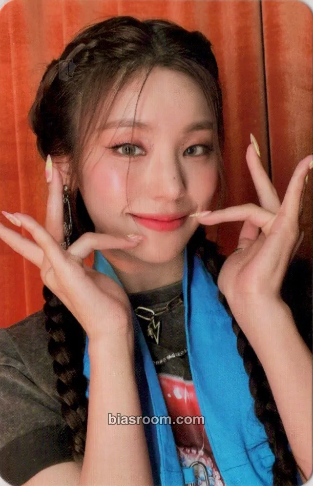 Yeji Cheshire Photocard - ITZY - ITZY K-pop photocard