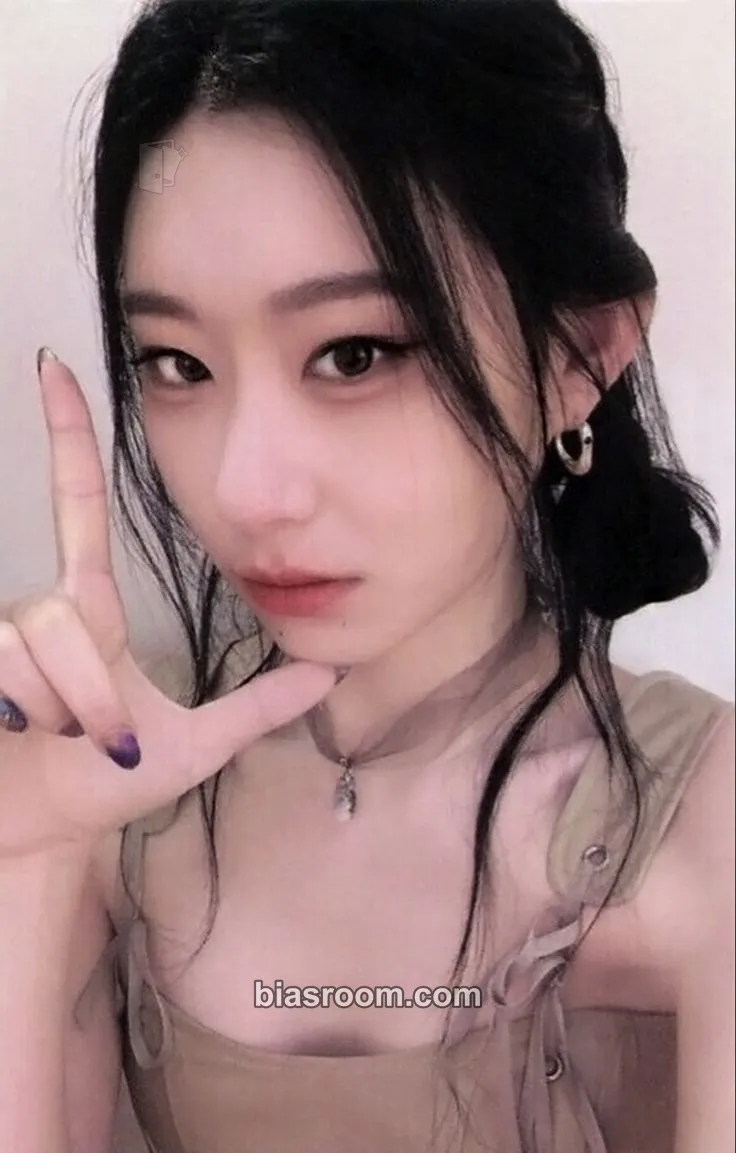 Chaeryeong Cheshire Photocard - ITZY - ITZY K-pop photocard
