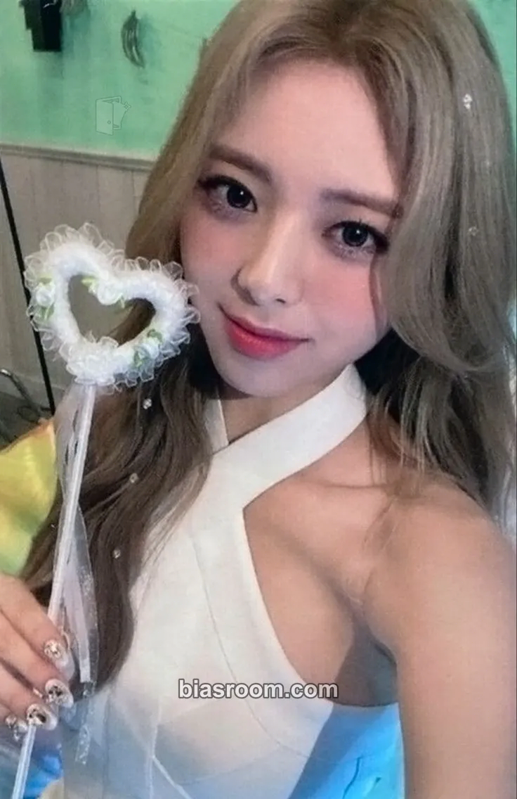 Yuna Cheshire Photocard - ITZY - ITZY K-pop photocard